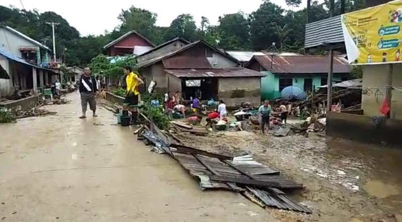 Warga di Sanggau diingatkan waspadai terjadinnya bencana batingsor seperti yang pernah terjadi banjir rob di Kecamatan Entikong waktu lalu ini.