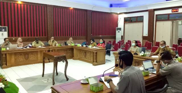 Dewan Juri mempersiapkan lomba poster dan v-log