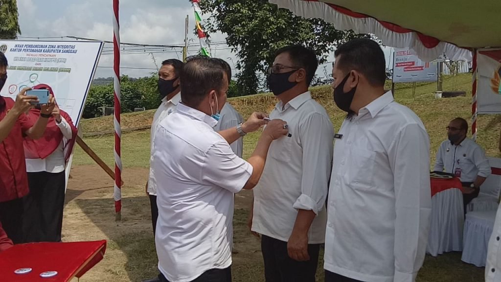 Kepala BPN Sanggau, Zulfitriansyah menyematkan PIN Zona Integritas kepada pegawai