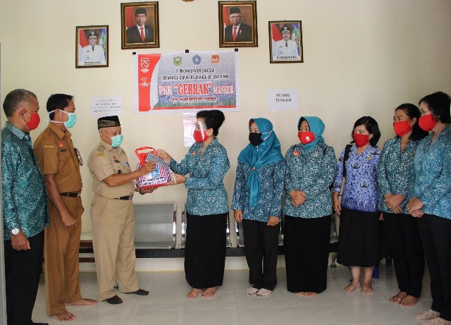 Ketua TP PKK Sanggau Arita Apolina saat membagikan masker kepada Lurah.