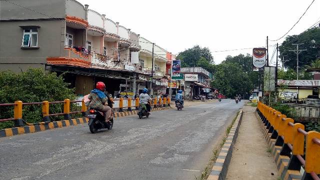 Sejumlah rumah toko (ruko) di Kota Sanggau yang belum pasang bendera merah putih, Minggu (9/8).