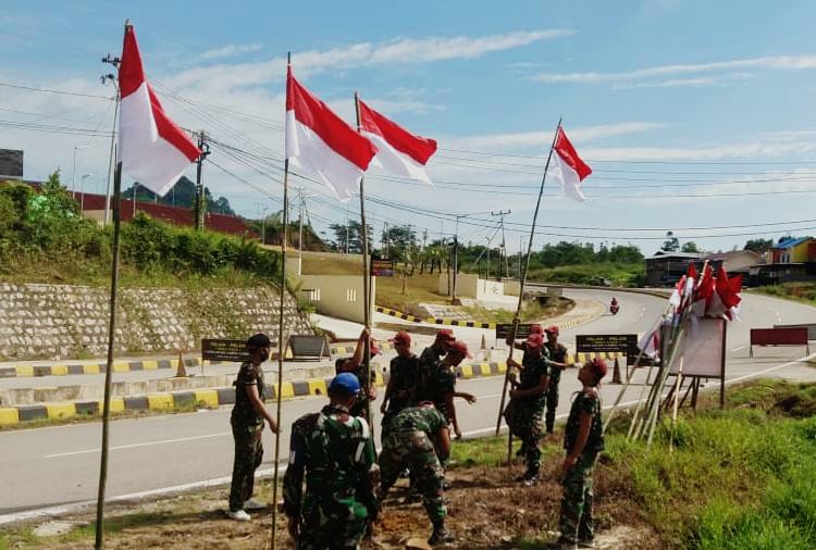 Menjelang HUT kemedekaan RI ke-75, Satgas Pamtas Yonif R 641/Bru pasang bendera dan umbul-umbul merah putih di perbatasan tepatnya di wilayah Kecamatan Entikong, Kabupaten Sanggau.