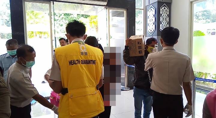 Petugas di PLBN Entikong sedang melakukan pemeriksaan terhadap WNI yang dideportasi Malaysia.