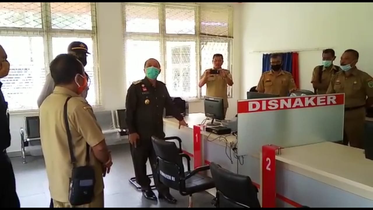 Wakil Bupati Sanggau Yohanes Ontlot saat meninjau LPTSA di Entikong.
