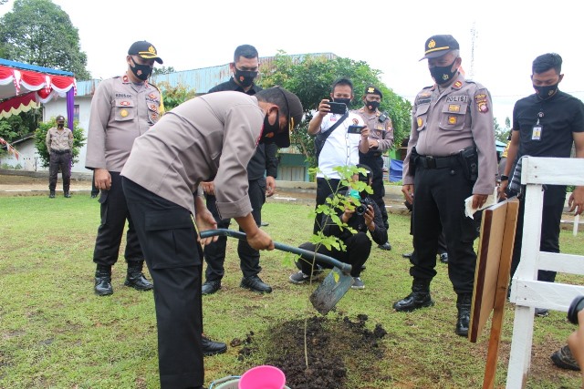 Kapolda Kalbar saat melakukan penanaman pohon di Polsek Batang Tarang wilayah Polres Sanggau.