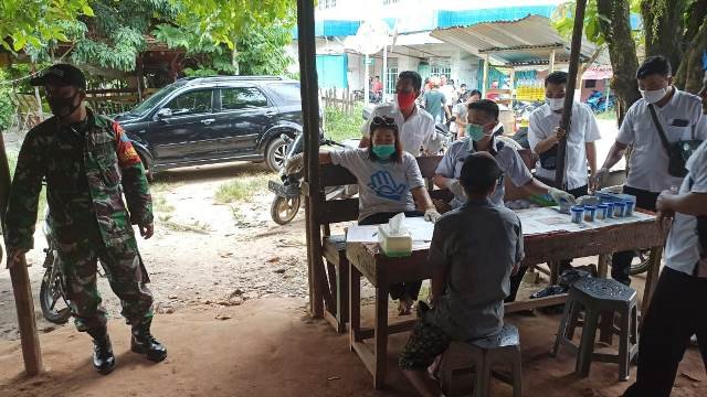 BNN Kota Singkawang melakukan test urine mendadak kepada warga yang tinggal di wilayah rawan narkoba seperti di Jalan Abadi Kelurahan Pasiran Kecamatan Singkawang Barat.