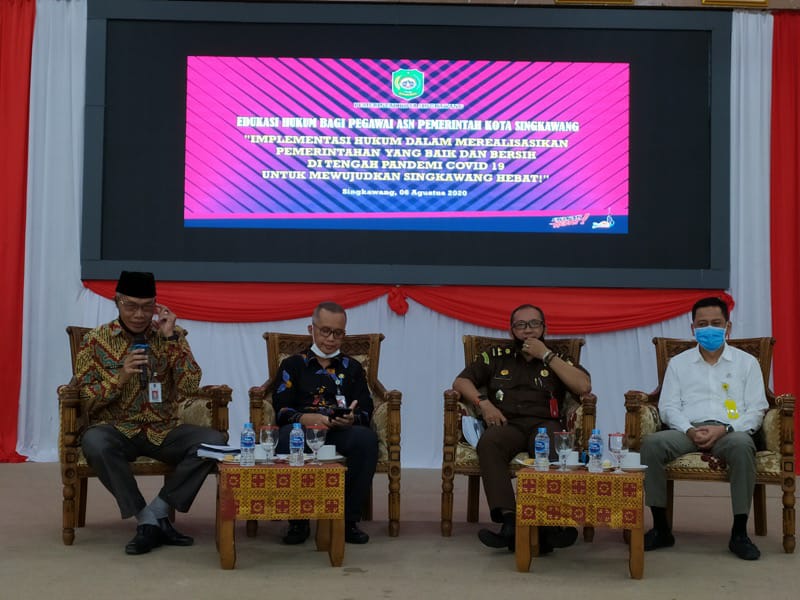 Edukasi hukum bagi Aparatur Sipil Negara (ASN) Pemkot Singkawang oleh beberapa narasumber.