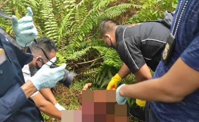 SKW-PENEMUAN MAYAT Petugas sedang melakukan olah TKP terhadap seorang wanita yang ditemukan di semak belukar