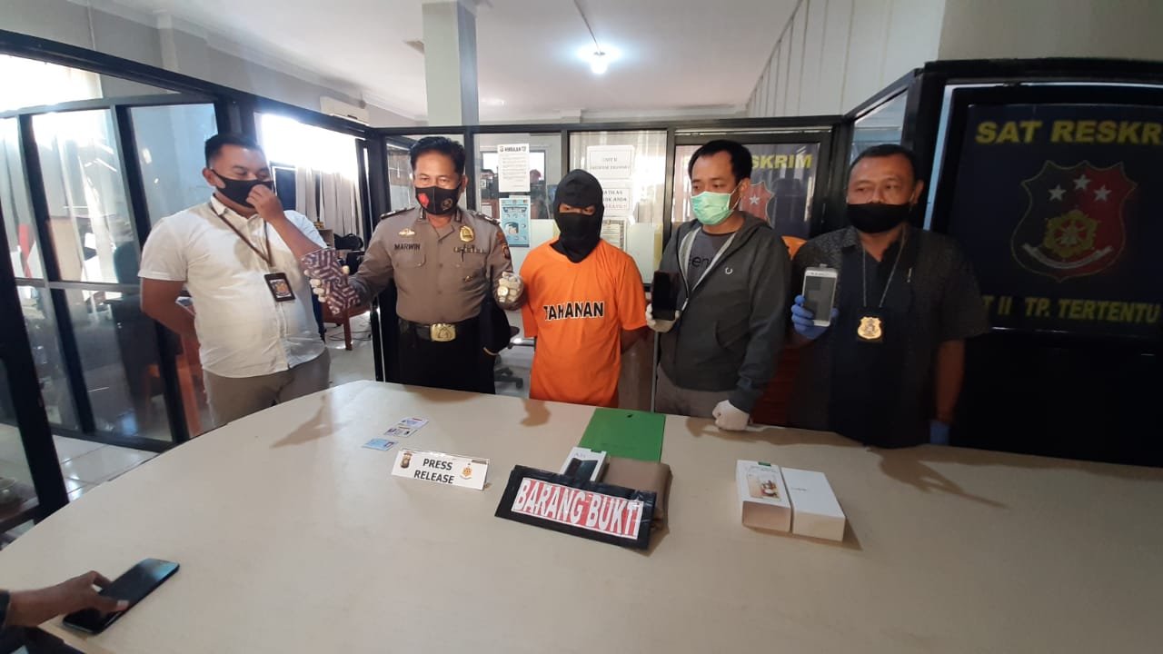 Satreskrim Polres Singkawang mengamankan seorang pria berinisial VHM lantaran diduga sebagai pelaku tindak pidana Curas (jambret)