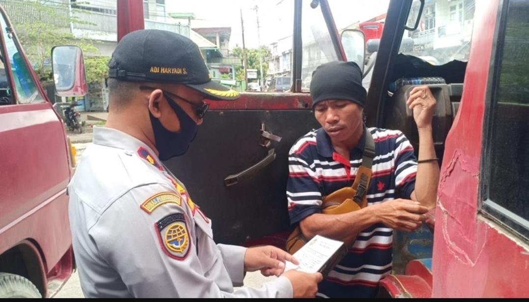Petugas Dishub Singkawang saat mendata administrasi supir angkutan dalam rangka bulan ketertiban administrasi angkutan umum