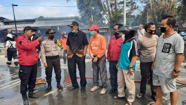 Bupati Sintang saat meninjau lokasi kebakaran yang terjadi pada Minggu (9/8).