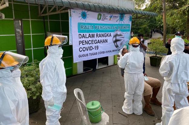 tenaga kesehatan sedang melakukan tes swab terhadap warga dengan menggunakan APD lengkap agar terhindari dari penularan covid-19.