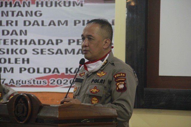 Kabidkum Polda Kalbar Kombes Pol Nurhadi Hamdayani saat memberikan penyuluhan Hukum di Mapolres Sanggau
