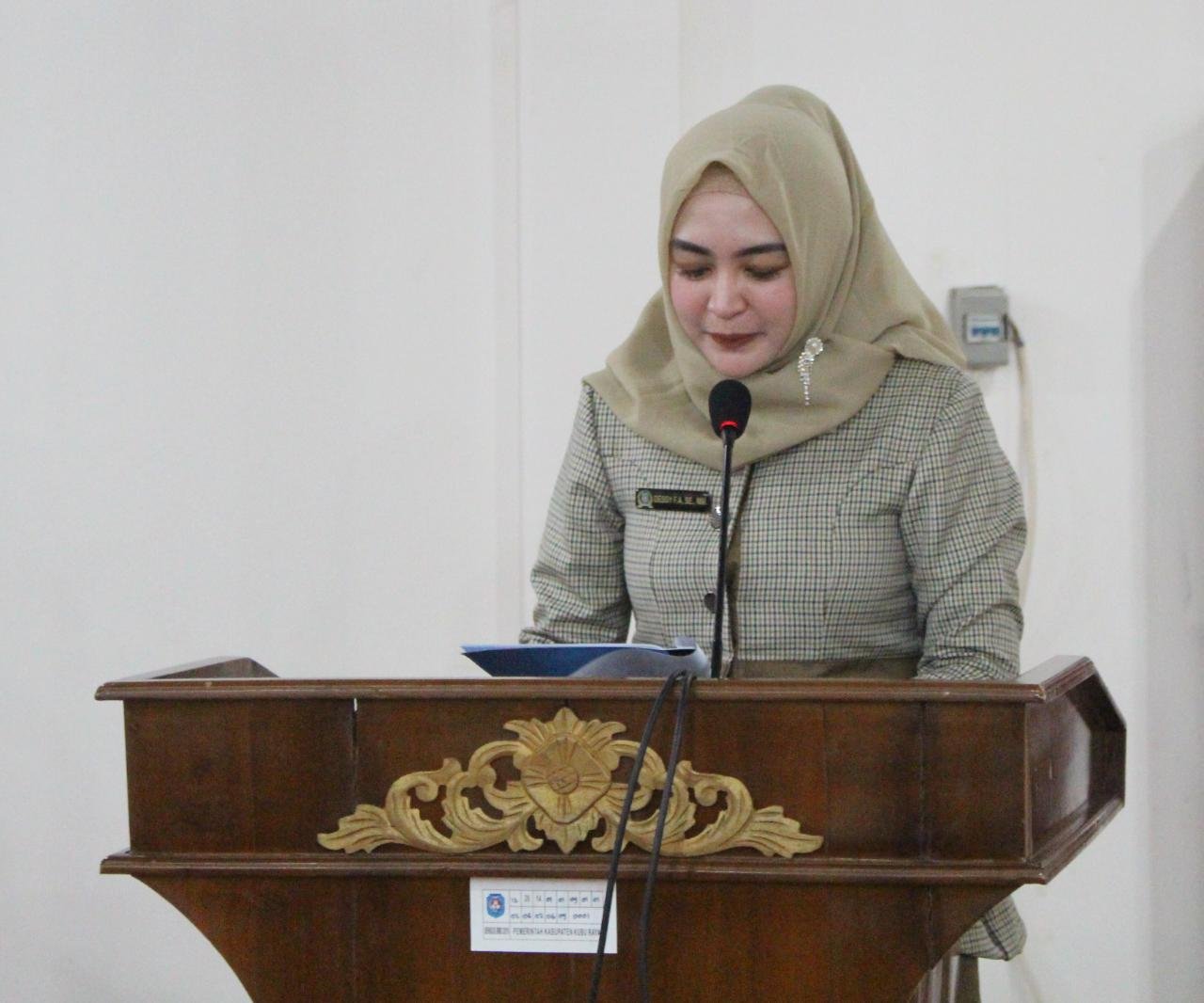 Jubir Fraksi Demokrat saat membacakan PA Fraksi di rapat paripurna DPRD Kubu Raya.
