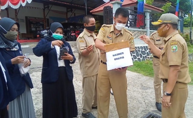 DPMPTSP Sanggau saat membagikan masker ke pengguna jalan.