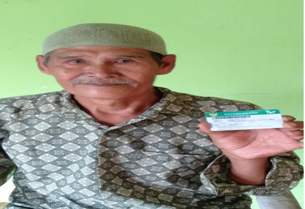 . Nazirin (72) yang berprofesi sebagai petani salah satu desa di Kecamatan Selakau Timur merupakan seorang peserta Jaminan Kesehatan Nasional-Kartu Indonesia Sehat (JKN-KIS) BPJS Kesehatan dari segmen Pekerja Bukan Penerima Upah (PBPU) kelas III.