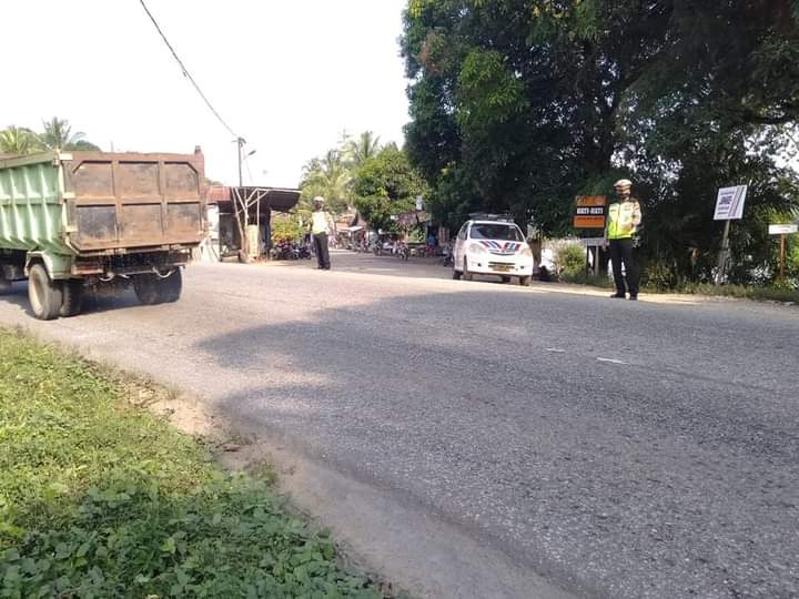 Anggota Sat Lantas Polres saat melakukan patroli di daerah yang rawan terjadinya kecelakaan lalu lantas di tikungan Penyeladi.