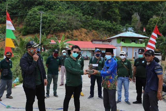 Penyerahan bantuan rehabilitasi terumbu karang Pulau Lemukutan dari PLN Kalbar.