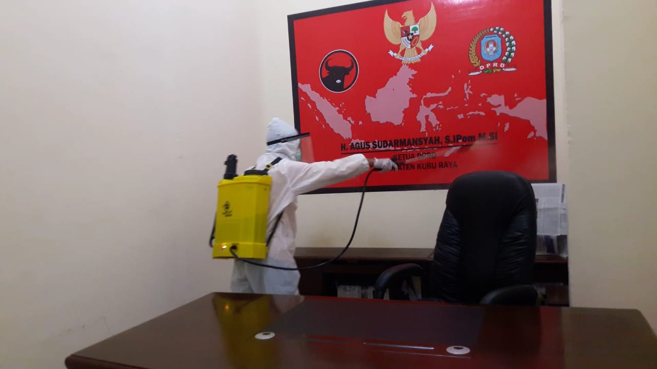 Petugas saat melakukan penyemprotan disinfektan di ruang unsur pimpinan DPRD Kubu Raya