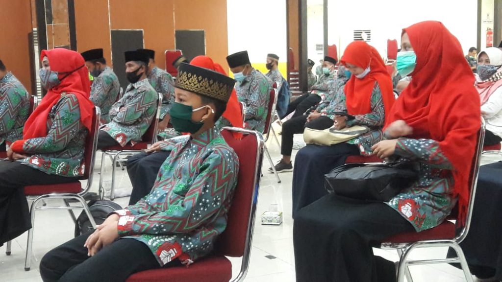 Kafilah Kubu Raya yang telah meraih juara di MTQ ke-28 tingkat provinsi menerima bonus dari Pemkab Kubu Raya.