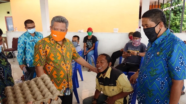 Bupati Kubu Raya saat memberikan bantuan pangan kepada penyandang disabilitas.