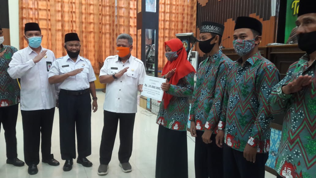 Bupati Kubu Raya saat memberikan simbolis bonus kepada kafilah, official dan pelatih yang telah berlaga di ajang MTQ provinsi.