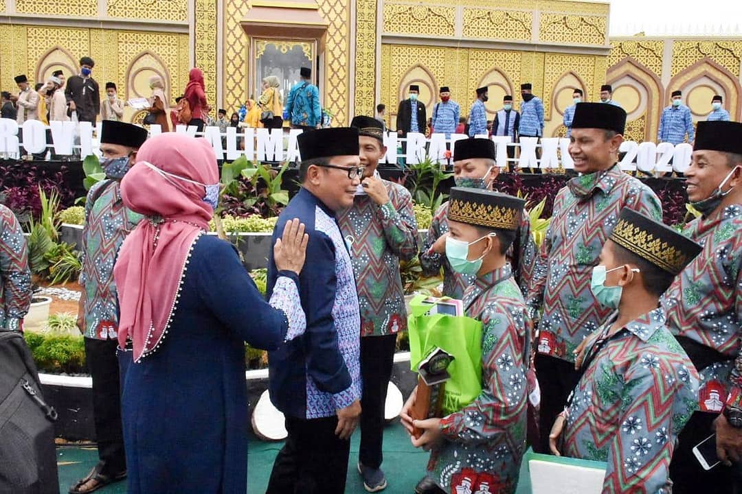 Wakil Bupati Kubu Raya Sujiwo bersama kafilah Kubu Raya di penutupan MTQ XXVIII di Sekadau.