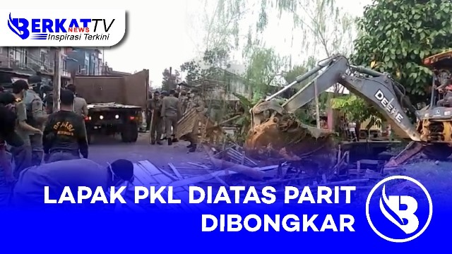 LAPAK PKL DI ATAS PARIT DESA PARIT BARU DIBONGKAR