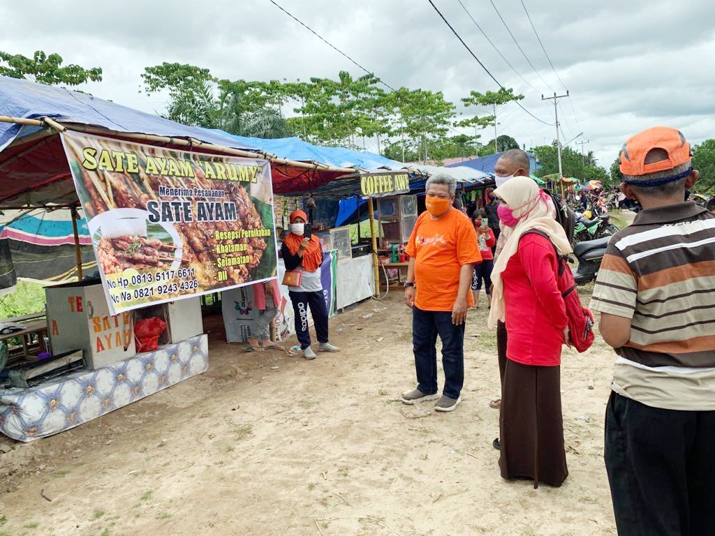 Bupati Kubu Raya saat meninjau pasar minggu di Pematang Tujuh Kecamatan Rasau Jaya.