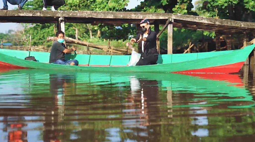 Wali kota Pontianak saat menebar benih indukan ikan nila di parit Sui Jawi.