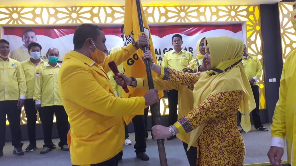 Ketua DPD Partai Golkar Kota Pontianak Bebby Nailufa menyerahkan pataka kepada Irwan yang terpilih sebagai Ketua PK Pontianak Barat.