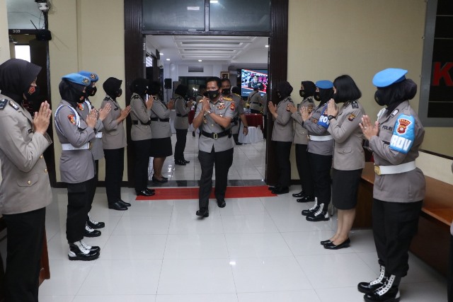 Kapolda Kalbar disambut Polwan saat syukuran HUT ke-72 Polisi Wanita (Polwan) di Mapolda Kalbar.