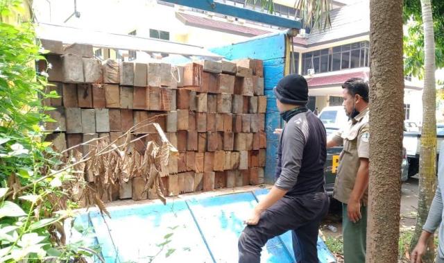 Truk berisikan 134 batang kayu jenis meranti dan rimba campuran diamankan petugas Direktorat Reskrumsus Polda Kalbar.