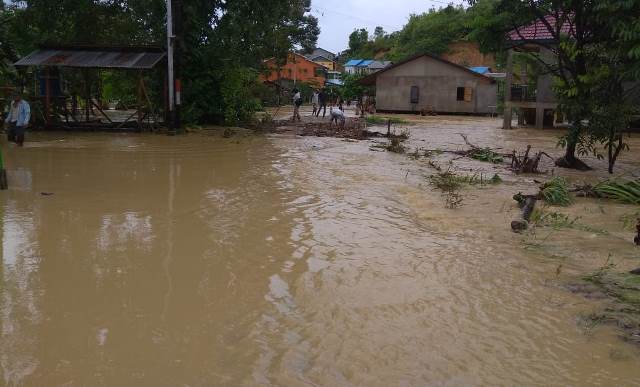 Rumah Warga Yang Terendam Banjir di Dusun Entikong Benuan, Kamis (24/9).