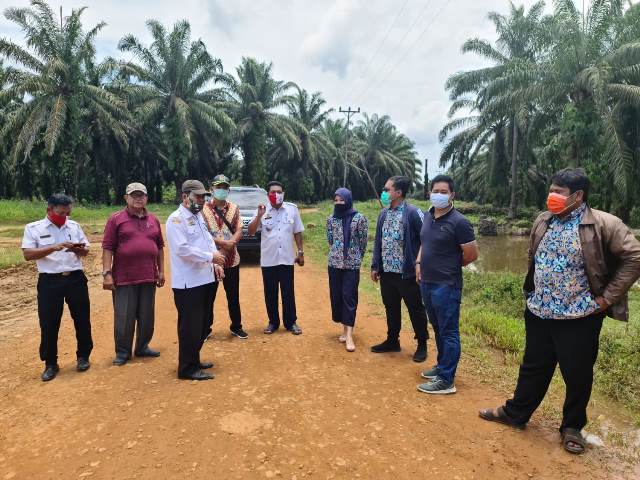 Kepala Dinas BM dan SDA Sanggau, John Hendri meninjau lokasi pembangunan jembatan di Desa Kuala Buayan Meliau.