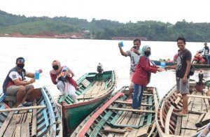 Masker dan Vitamin C Gratis Untuk Ojek Perahu dan Pedagang Keliling