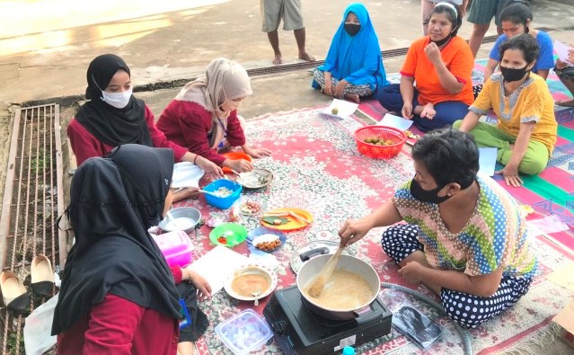 Mahasiswa Universitas Muhammadiyah Malang saat melatih emak-emak membuat abon ikan.