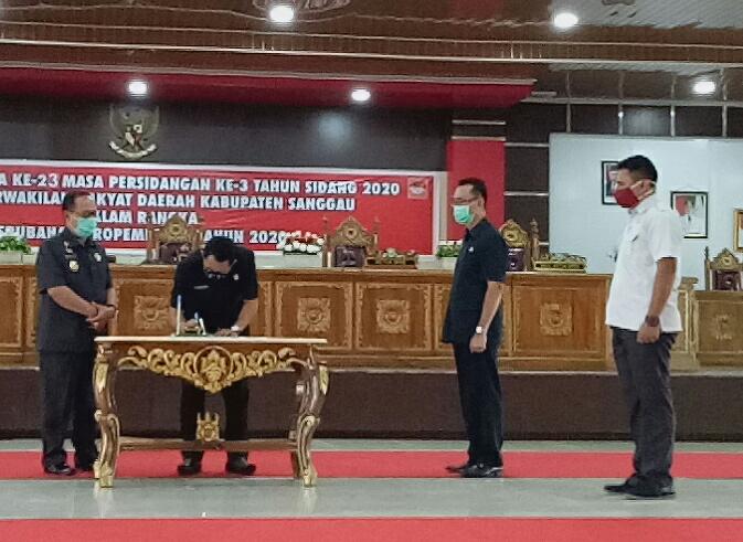 Wakil Ketua DPRD didampingi Wakil Bupati Yohanes Ontot menandatangani berita acara Propemperda.