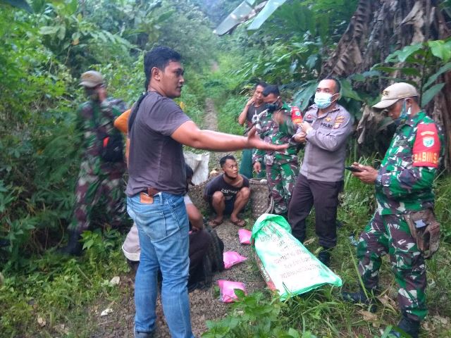 Petugas dari TNI/Polri berhasil menggagalkan upaya penyelundupan sabu 12 Kg dari Malaysia lewat jalur tikus.