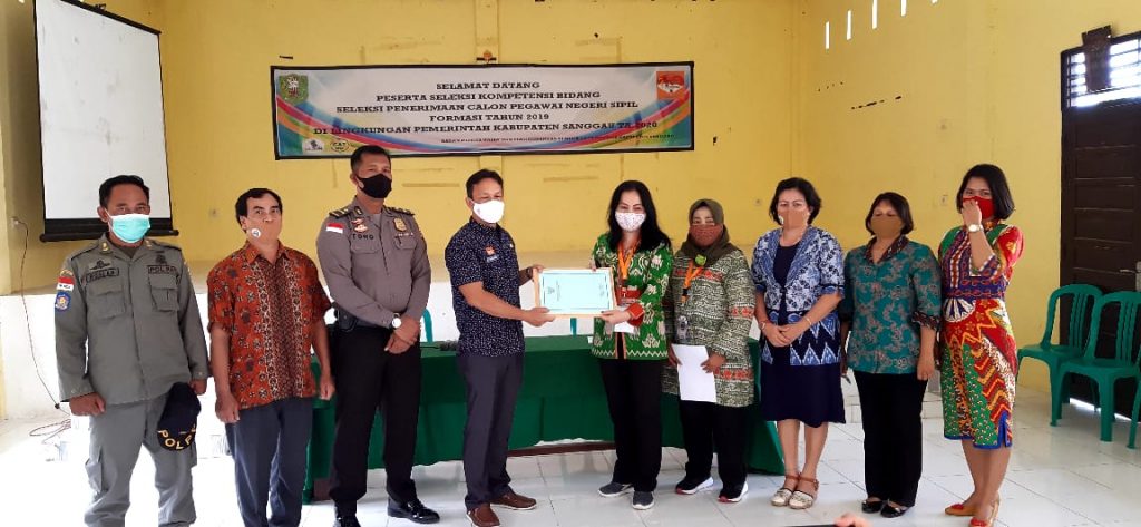 Serah terima berita acara SKB dari tim monitoring BKN ke Pemkab Sanggau di SMKN 1 Sanggau.