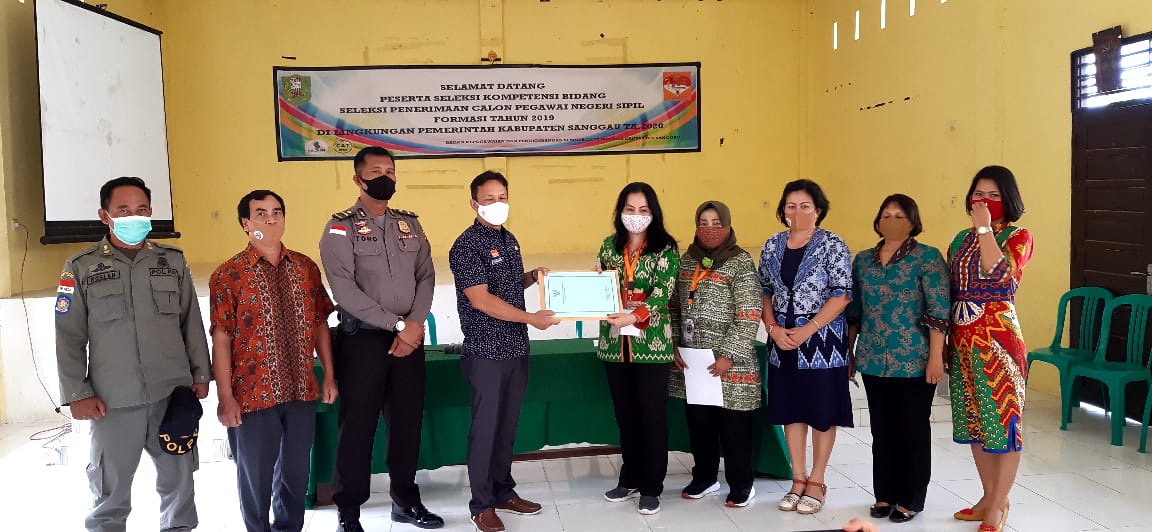 Serah terima berita acara SKB dari tim monitoring BKN ke Pemkab Sanggau di SMKN 1 Sanggau.