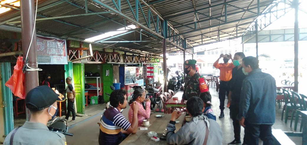 Petugas saat melakukan sosialisasi Perbup sekaligus imbauan penggunaan masker kepada masyarakat.