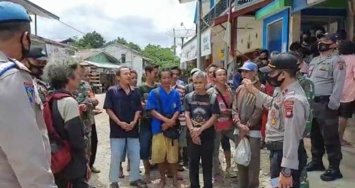 Warga Nanga Mahap saat disanksi sosial karena tidak memakai masker.