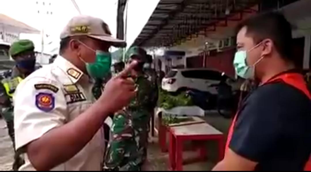 Anggota Sat Pol PP sedang memarahi warga pelanggar prokes. Kejadian ini akan ditindak lanjuti Wali kota Singkawang.