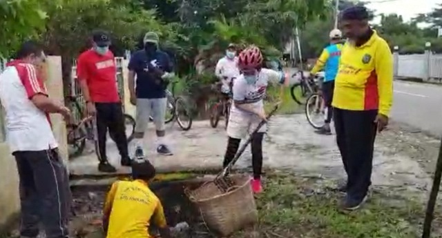 Wali kota Singkawang Tjhai Chui Mie bersama Ketua DPRD, Kadis PUPR, UPT kebersihan, Lurah dan ketua RT melakukan bersih lingkungan.