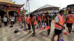 Terjaring Razia Masker, Belasan Warga Disanksi Sapu Jalan