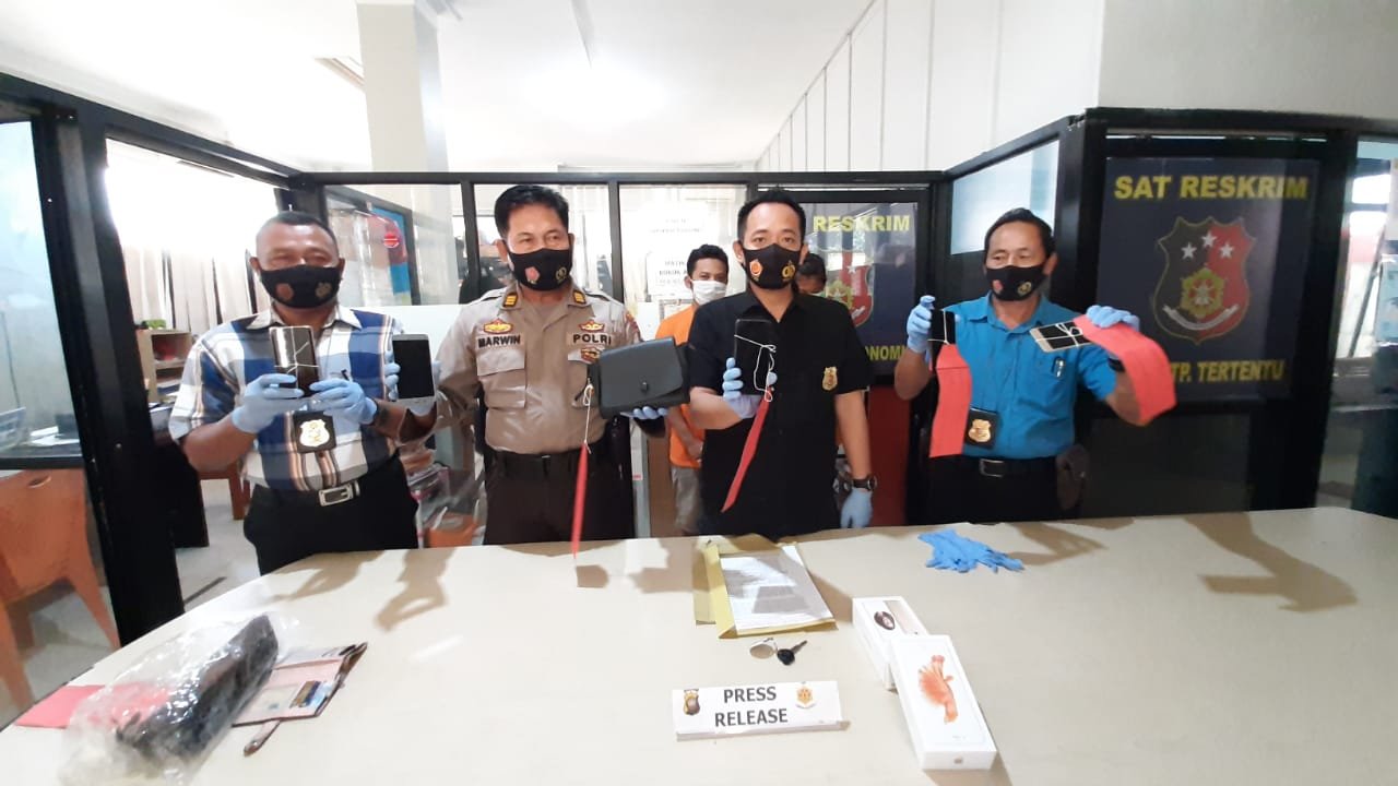 Sepasang kekasih berinisial AP dan TS dibekuk Satreskrim Polres Singkawang lantaran diduga pelaku jambret di 15 TKP. 
