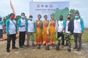 Cegah Abrasi, Sangsakha Tanam Ratusan Pohon di Pesisir Pantai