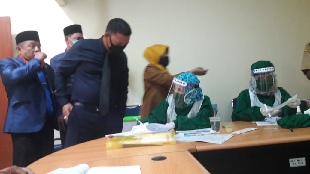 Anggota DPRD Kubu Raya saat melakukan tes swab di DPRD Kubu Raya