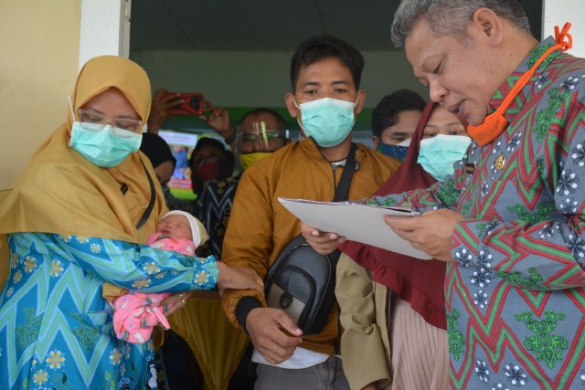 Bupati Kubu Raya saat meninjau pelayanan pencetakan e-KTP di Kantor Sui Kakap.